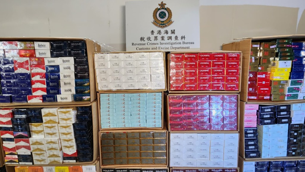 海關在行動中共檢獲約425萬支私煙,估計市值約$2,000萬,應課稅值逾$1,400萬。海關提供 海關在行動中共檢獲約425萬支私煙,估計市值約$2,000萬,應課稅值逾$1,400萬。海關提供