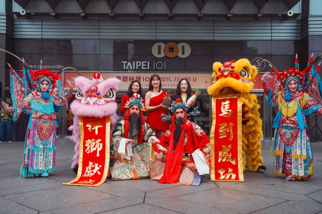 台北101美女董事长贾永婕因说一句“我们中国人过年穿大红色”，遭大量民进党支持者批评。facebook@贾永婕的跑跳人生