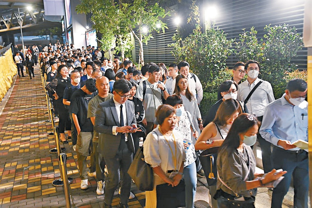 University Hill趕及昨晚開售,並出現買樓人潮,眾多買家排隊等候揀樓。