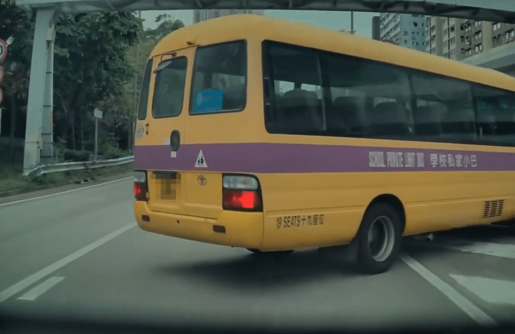 校巴橫亙路中，再轉回往深水埗方向路口。