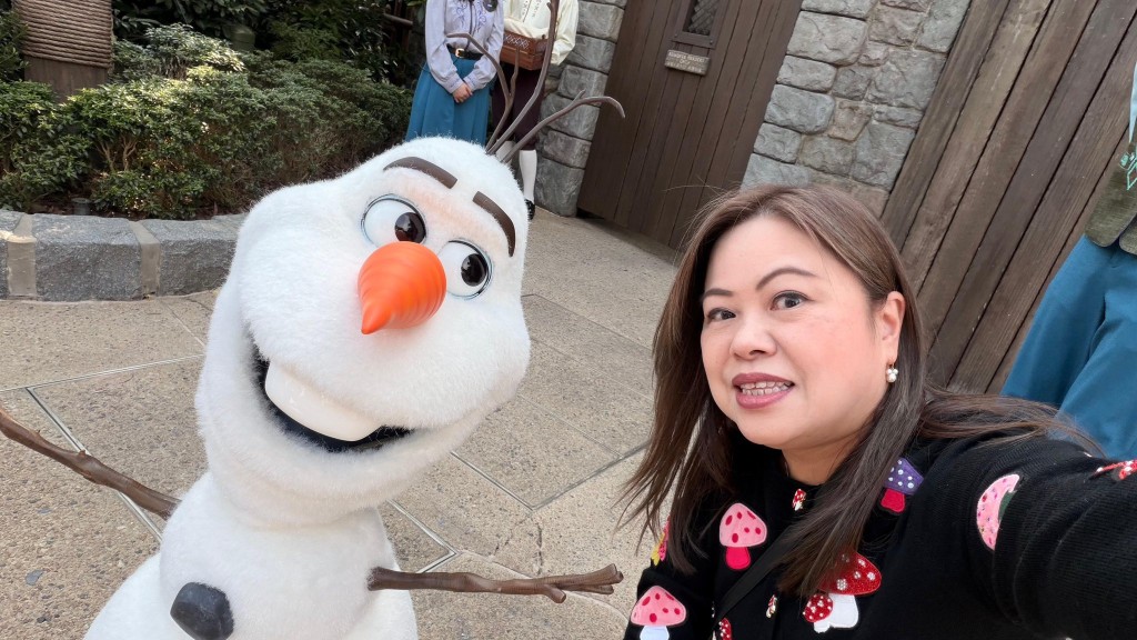 五一黃金周｜羅淑佩假期到魔雪奇緣園區找Olaf小白  驚嘆 :「真的好像直接從電影跳出來一般！」