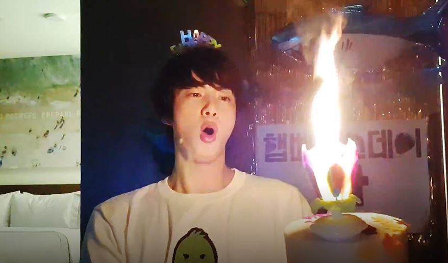 一点起蜡烛已经好大火，Jin有少少吓亲。