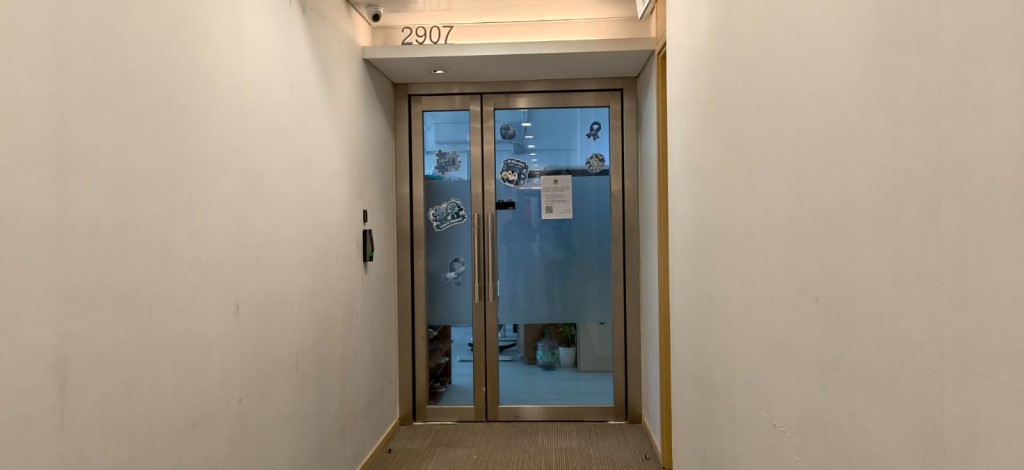 涉事中心重門深鎖,內部一片混亂。 涉事中心重門深鎖,內部一片混亂。