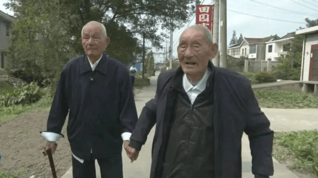 揚州百歲兄弟耳聰目明，每日飲酒相聚笑言「心態最重要」。現代快報