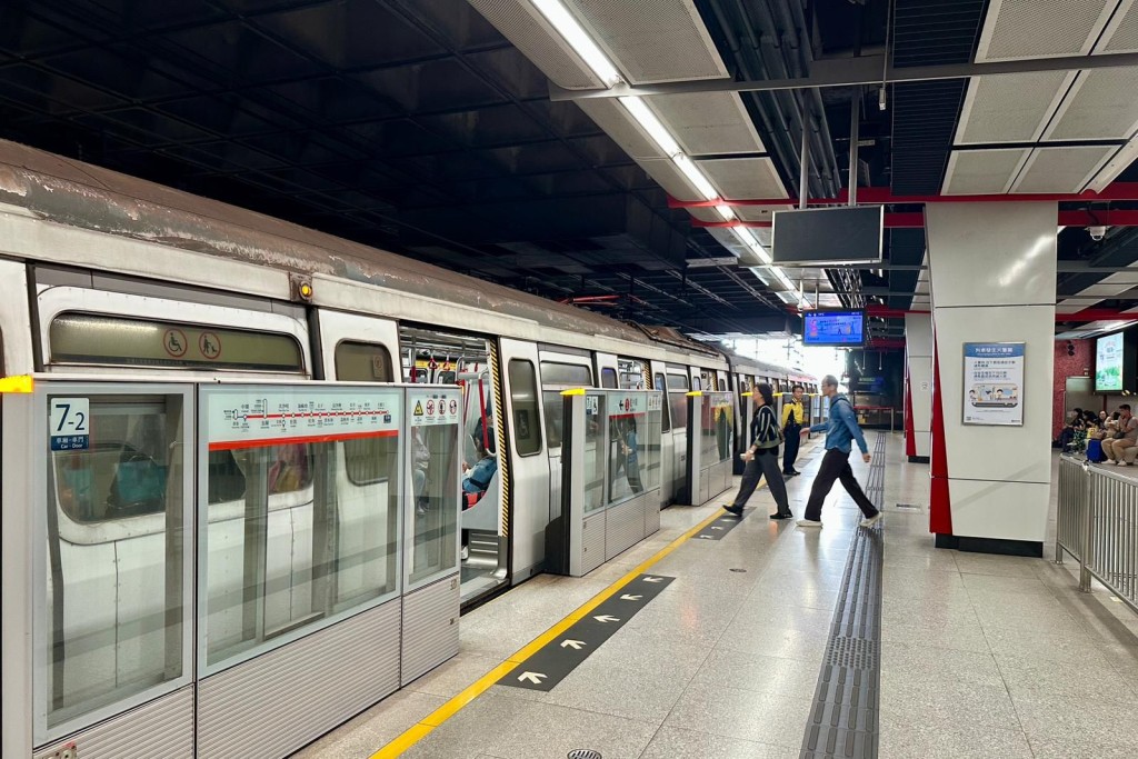 今日( 16日 )为荃湾线新信号系统投入服务的首个上班日,港铁指至中午整体运作大致畅顺,已特别增派车务及工程人员在沿线候命。 今日( 16日 )为荃湾线新信号系统投入服务的首个上班日,港铁指至中午整体运作大致畅顺,已特别增派车务及工程人员在沿线候命。