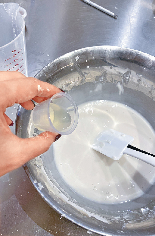 2. 拌入餘下液體及生油，再將粉糰拌勻成粉漿。將粉漿倒入糕模中，蒸40分鐘。
