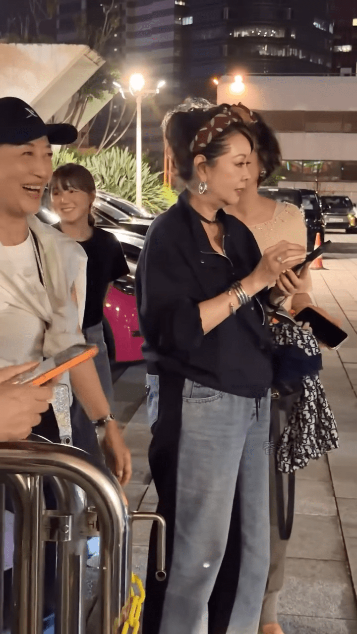 根據網上流傳的影片，譚詠麟的妹妹（黑衫女士）在馬海倫的陪同下低調現身紅館。