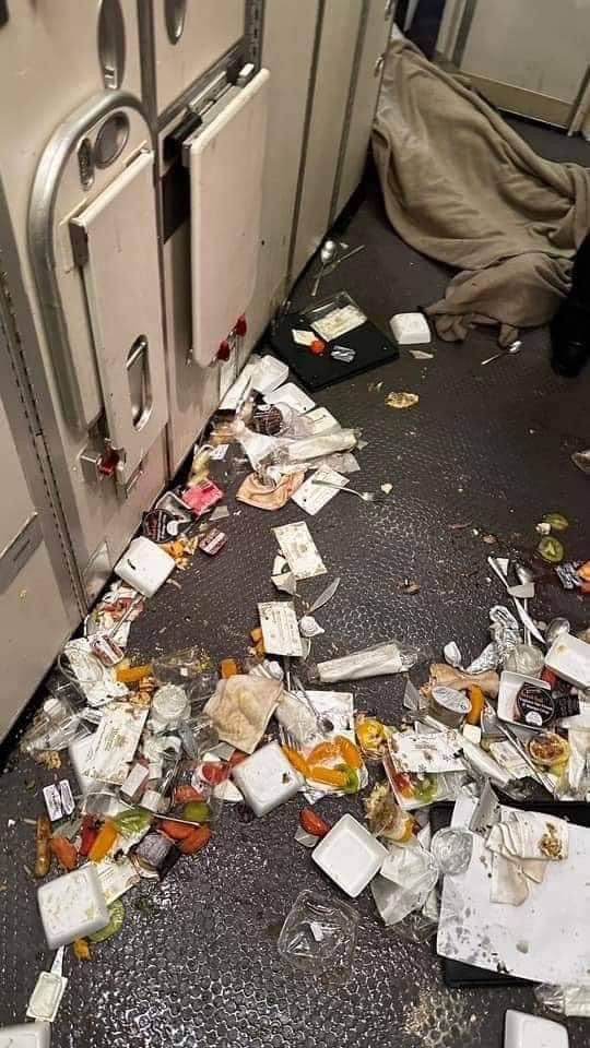 机舱内满地杂物。(facebook)