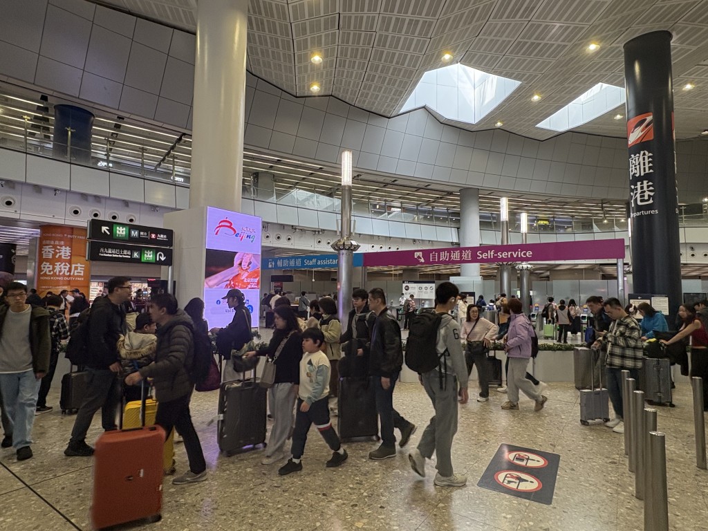 西九龍高鐵站中午人頭湧湧。黃子龍攝