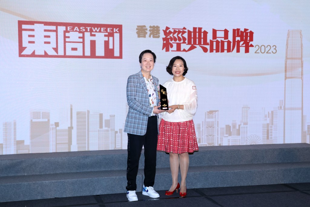 新世界獲頒殿堂級品牌大獎，並由企業傳訊總經理（公共事務）陳碧霞（左）領獎。