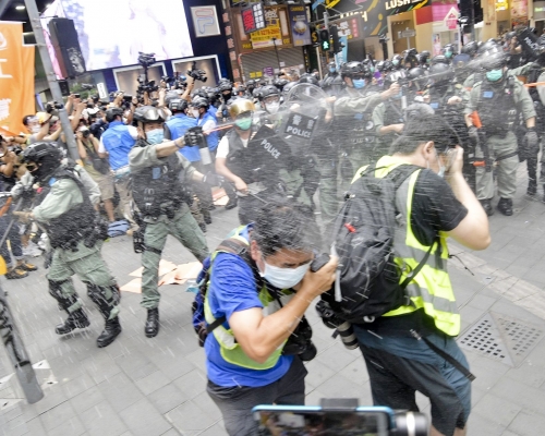 在本月1日,有身穿黃背心的記者被噴射催淚水劑。資料圖川