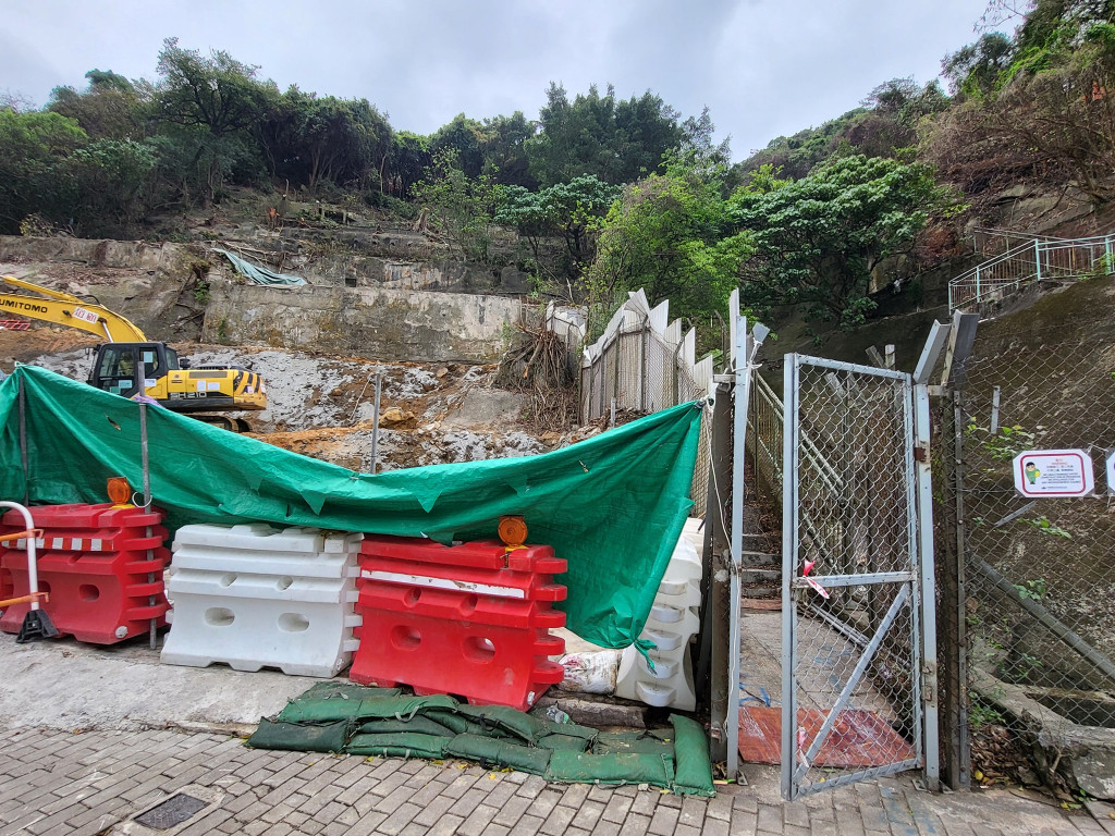 摩星嶺前公民村遺址已被永久封閉，正進行一系列平整土地及基本設施工程。(香港行跡提供)