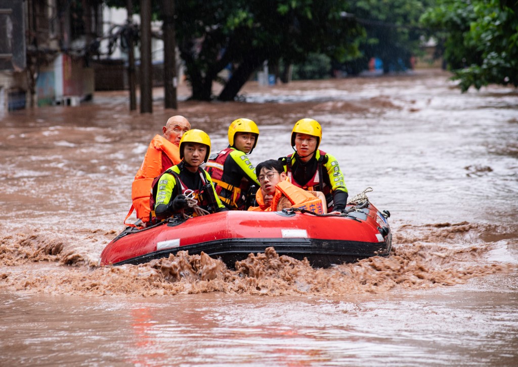 重庆市万州区五桥河河水猛涨。中新社