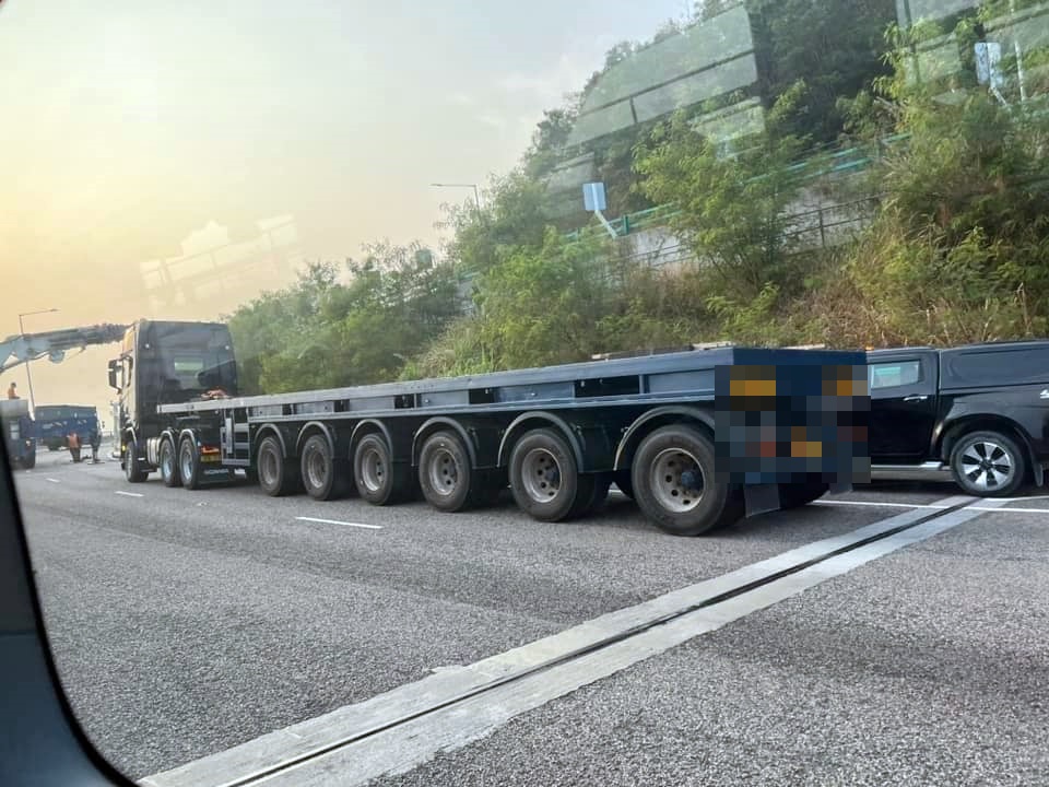 肇事拖架停在现场。fb：小心驾驶 ❤ 香港事无大小公路情报❤