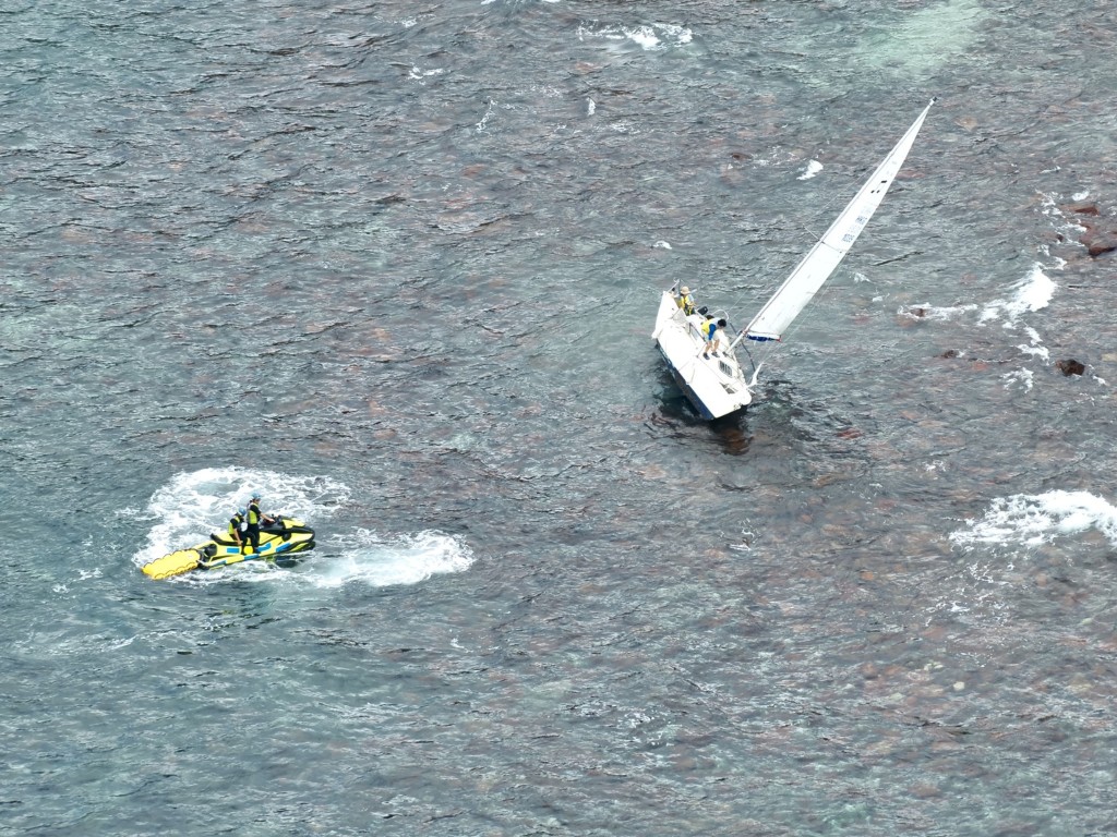 水上電單車隊人員靠近擱淺的船隻後下水展開救援。 水上電單車隊人員靠近擱淺的船隻後下水展開救援。