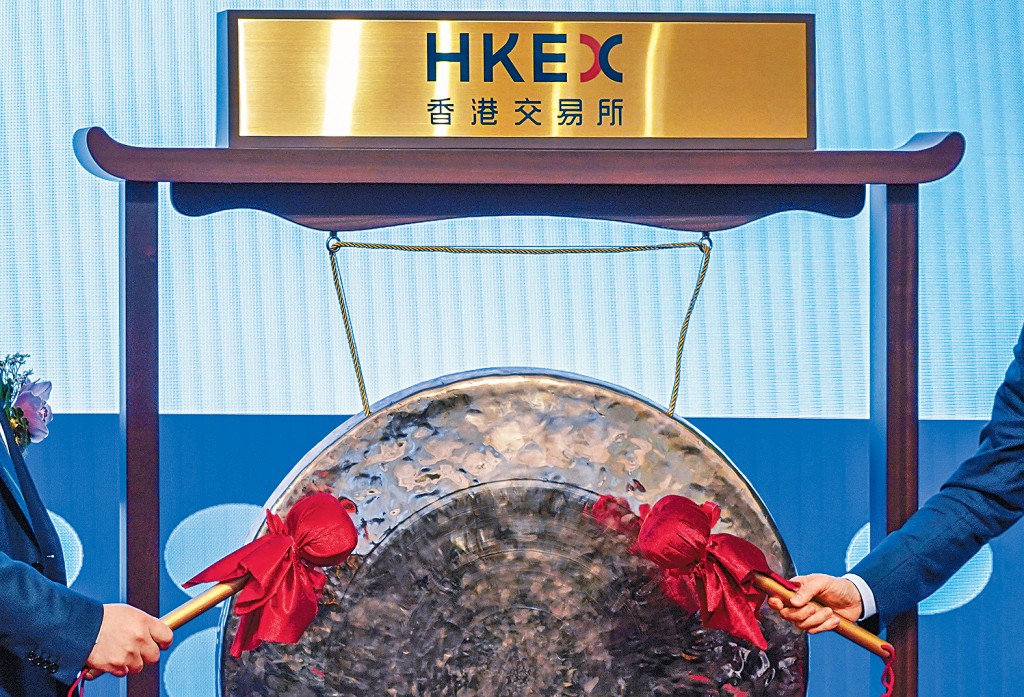 今日將有兩隻新股登陸聯交所，當中暫排今年新股「超購王」第5位的樂摩科技，於3大暗盤場升逾6成至1倍。