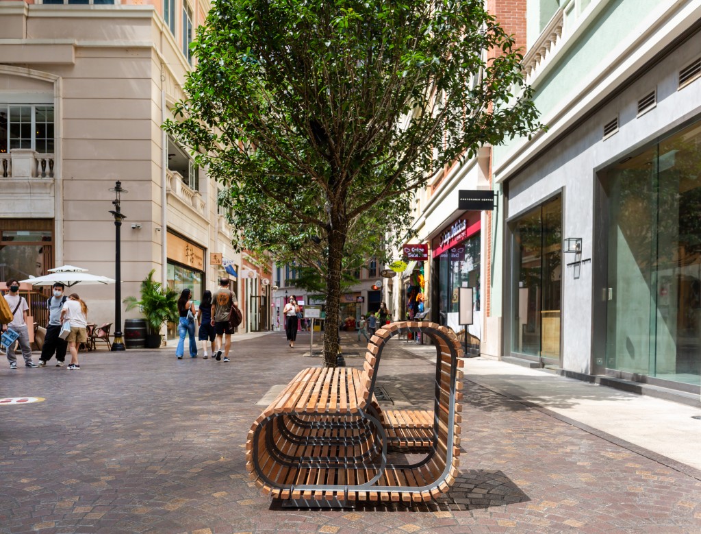 座椅加強主人與寵物的聯繫，使利東街成為一個共融的社區。資料圖片