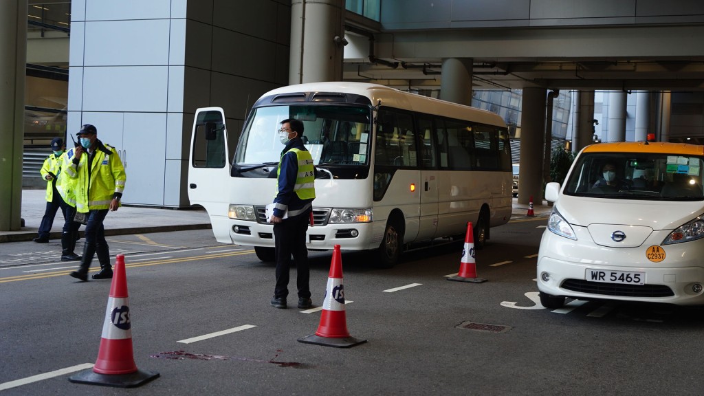 一輛小巴在機場一號客運站對開的巴士站撞到一名女子。