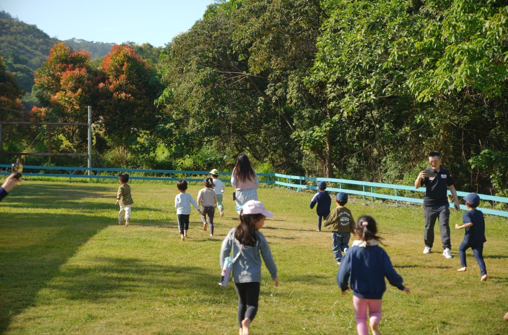 一齊去秘密花園，赤腳踏上草地，親親大自然。（圖片來源：受訪者提供）