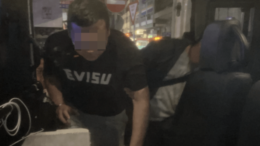 警方將男子帶上警車。蔡楚輝攝 警方將男子帶上警車。蔡楚輝攝