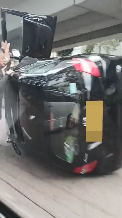 有热心市民协助司机逃离车厢。网上片段截图 有热心市民协助司机逃离车厢。网上片段截图