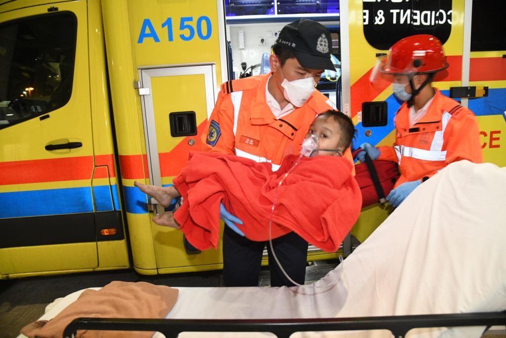 一名兒童被救出清醒送院。