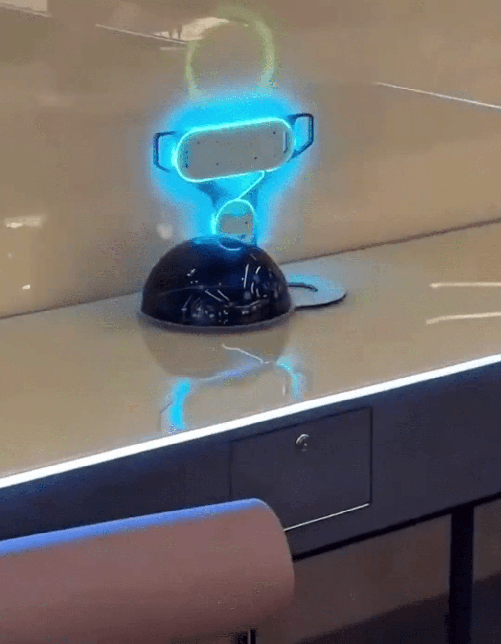 深圳一餐廳用磁懸浮「飛碟」傳菜,網上爆紅。 深圳一餐廳用磁懸浮「飛碟」傳菜,網上爆紅。