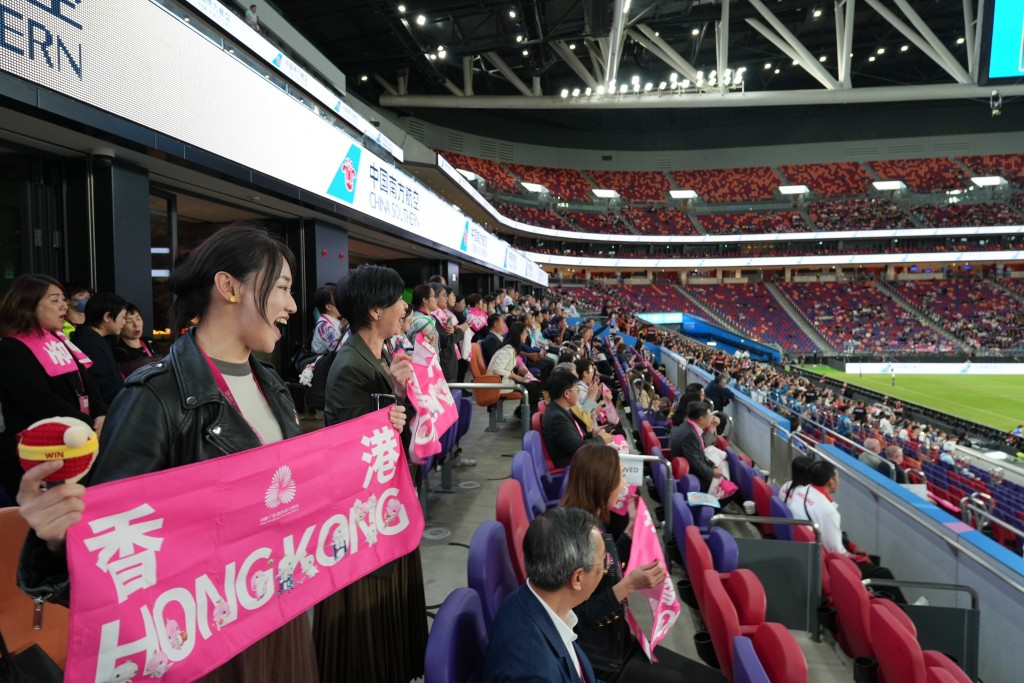 何永賢到啟德體育園觀賽，與同僚一起見證全運會七人制橄欖球項目男子組冠亞軍賽。何永賢fb