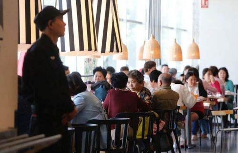 上海单身老人聚集LKEA餐厅大胆追求幸福，已成为习惯。 微博
