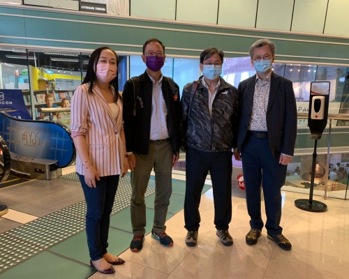 長實疫苗抽獎頭獎得主盧先生(右二)，以500萬購#LYOS一房戶。