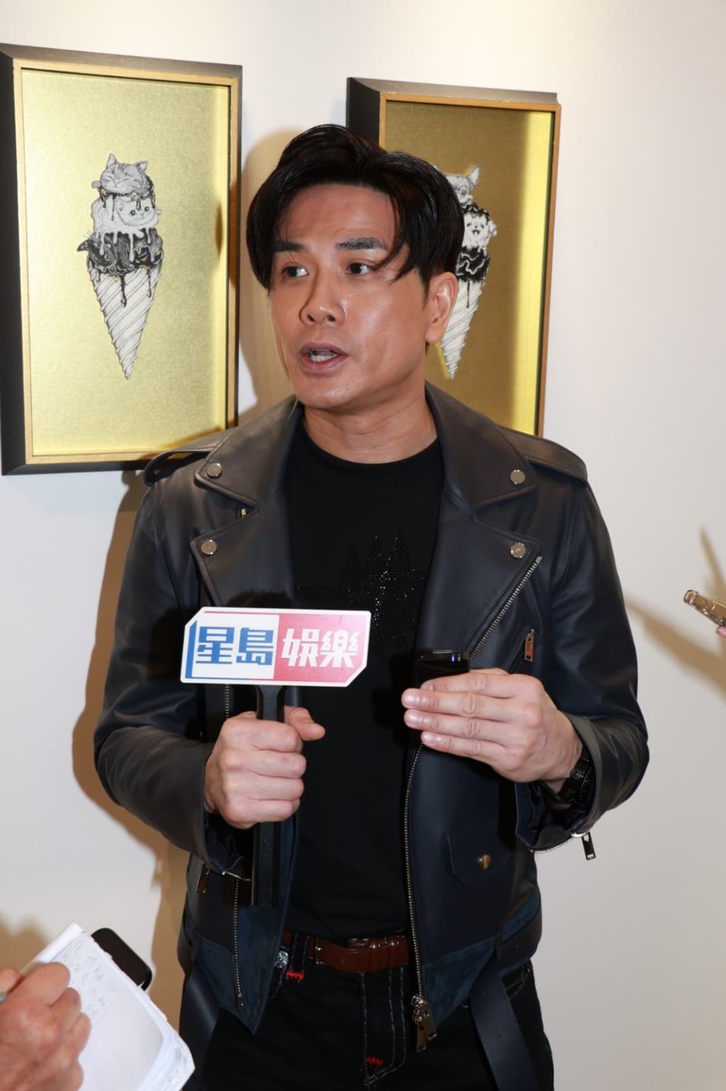 伍允龍在畫展止受訪，唔覺女友成日派福利。