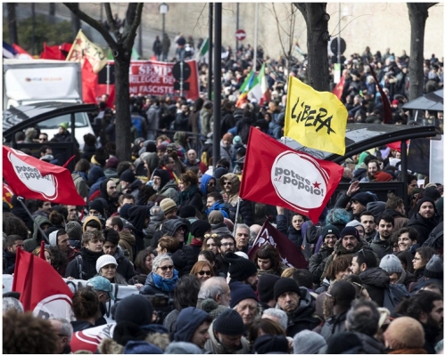 數以萬計的群眾上街。AP 