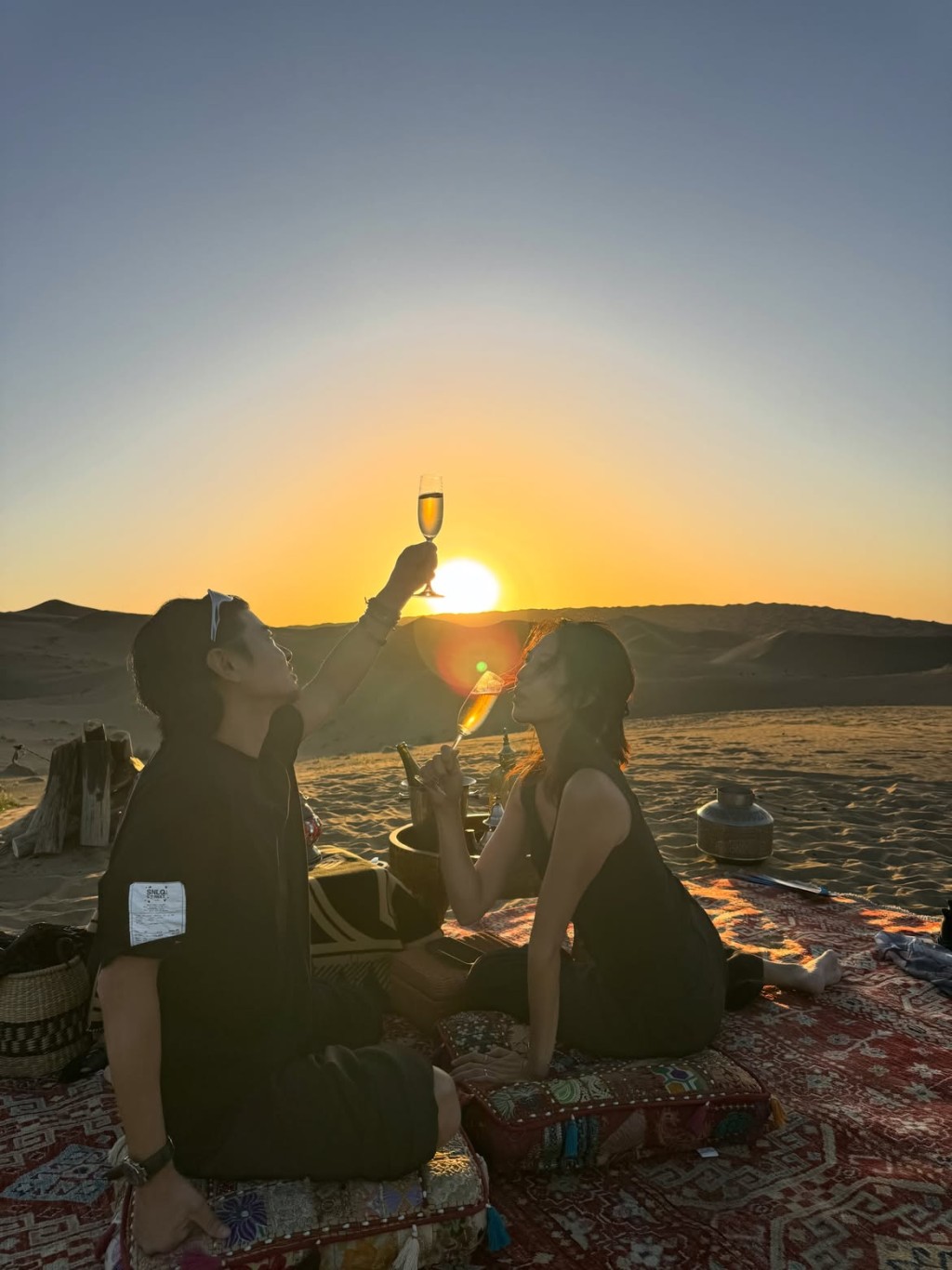 張晉同老婆飲香檳慶生。 張晉同老婆飲香檳慶生。