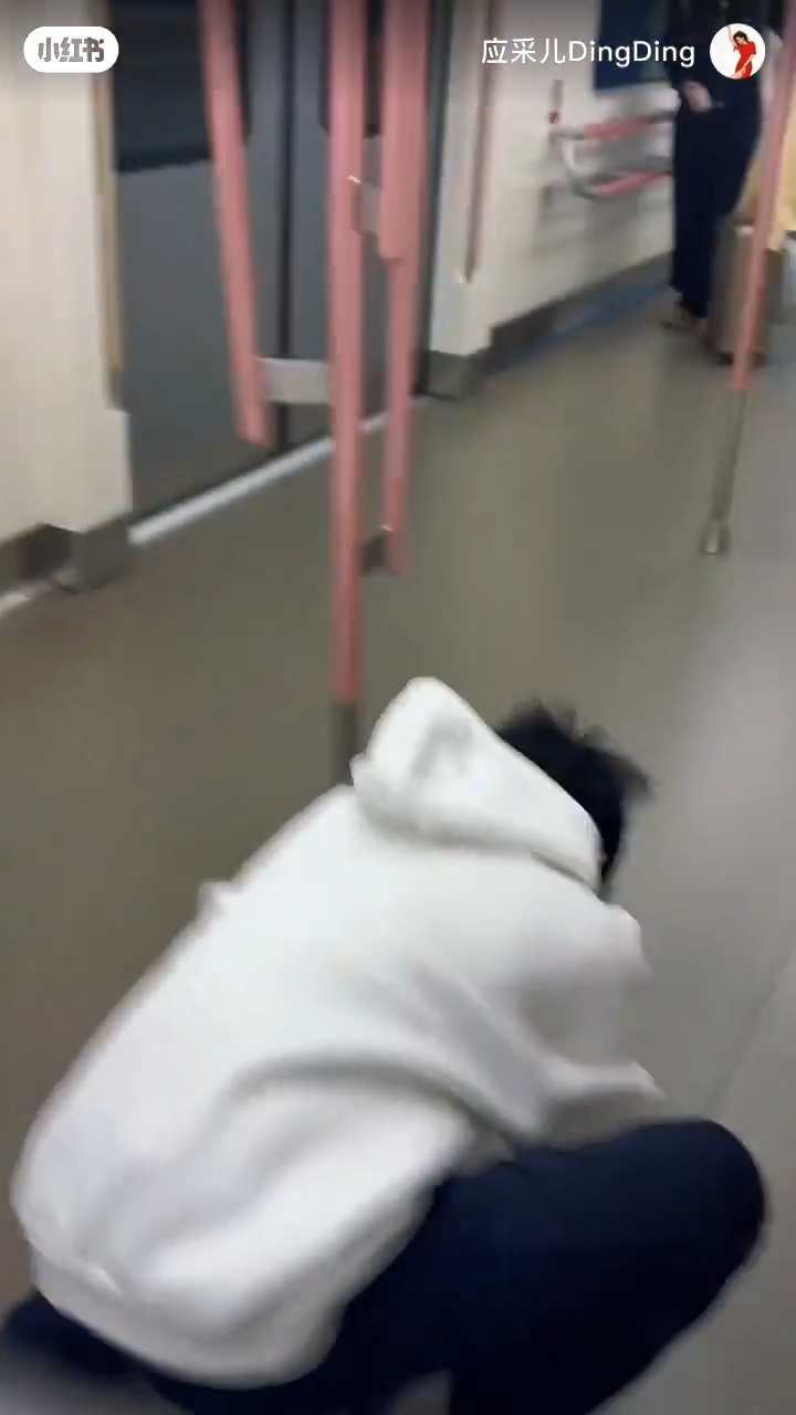 Jasper向前仆倒，幸好沒有受傷。