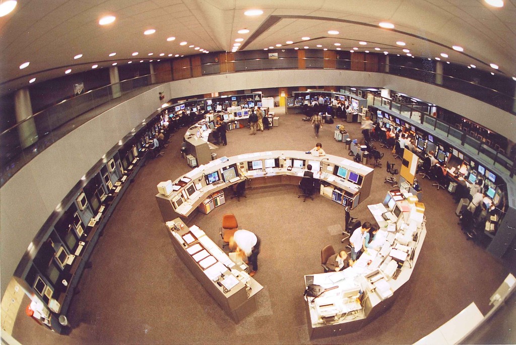 位於赤鱲角香港國際機場的航空交通管制中心，於1998年投入股務。