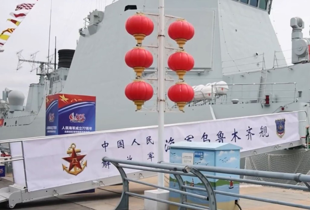 台媒罕有获邀到青岛奥帆中心码头，参观大陆军舰。央视