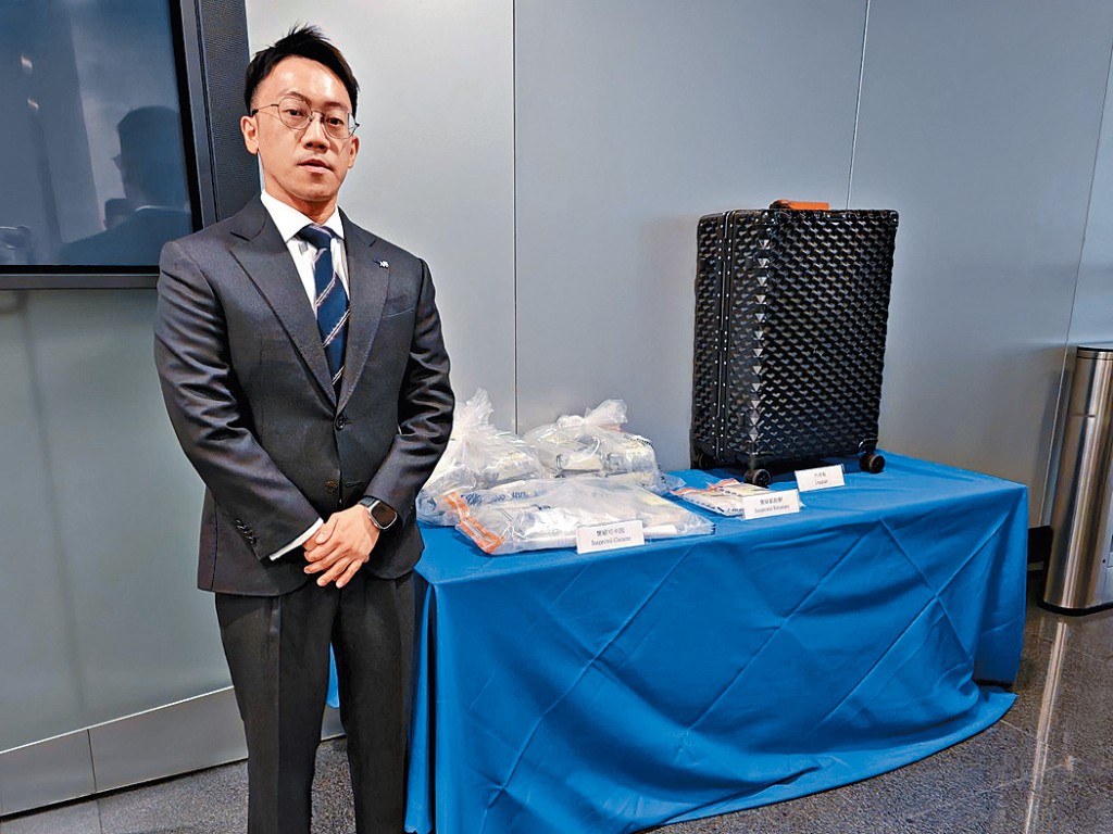 督察吳嘉煒講述打擊毒品行動詳情。 