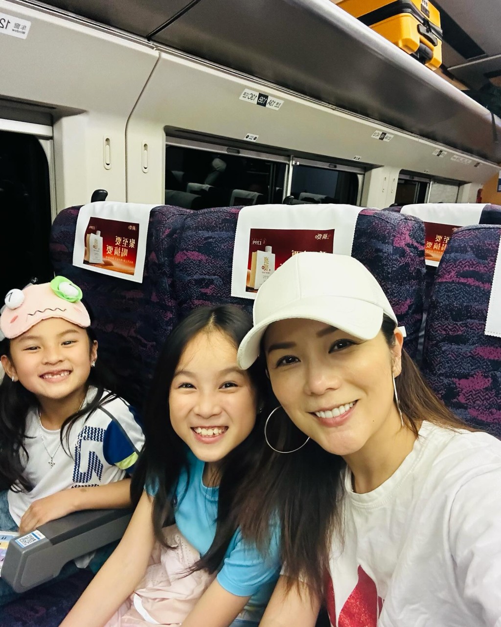 吳忻熹日前帶兩個女兒Scarlet和Season坐高鐵到廈門。