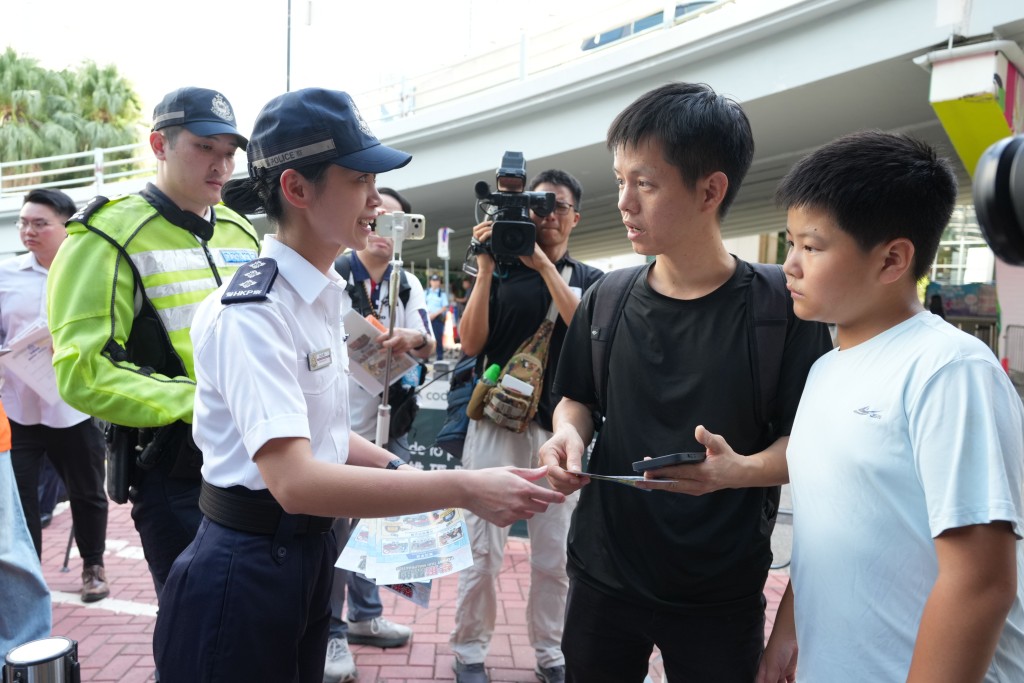警方派發印有多種語言的宣傳單張,向旅客教育本港的士的正規收費模式、求助及舉報途徑。 警方派發印有多種語言的宣傳單張,向旅客教育本港的士的正規收費模式、求助及舉報途徑。