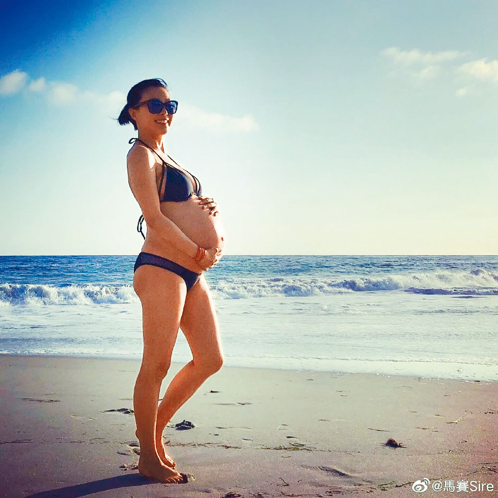 馬賽晒出大肚泳裝照，期待女兒的出世。
