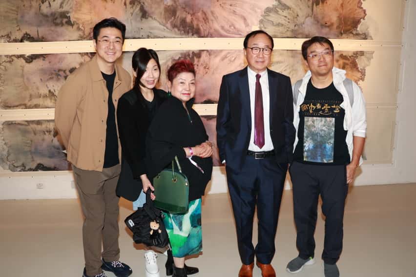 許冠文與太太鄭潔英（左三）、兒子許思維（左）與女兒許思行（左二）睇畫展。