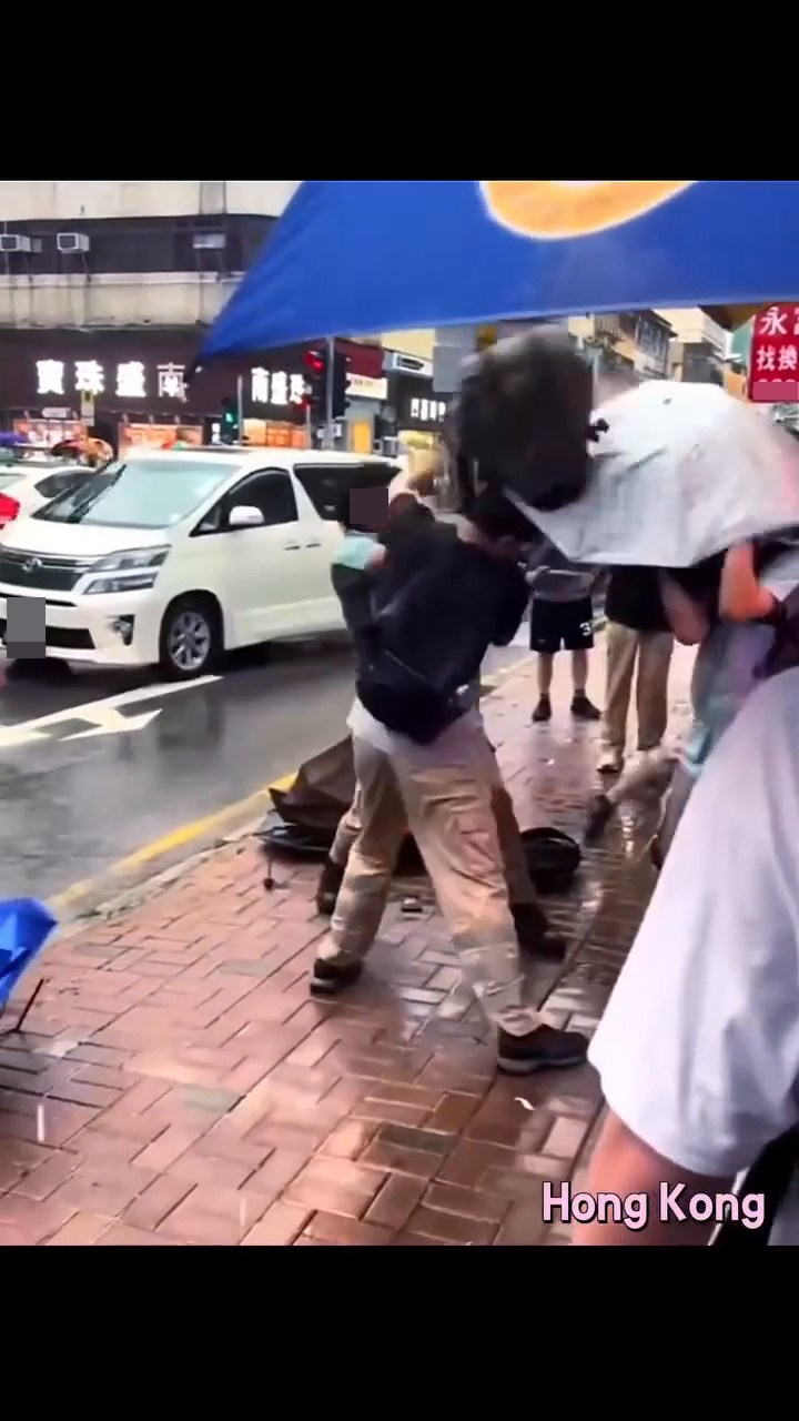 男子背囊當流星錘亂舞連環圖(十二)。fb截圖 男子背囊當流星錘亂舞連環圖(十二)。fb截圖