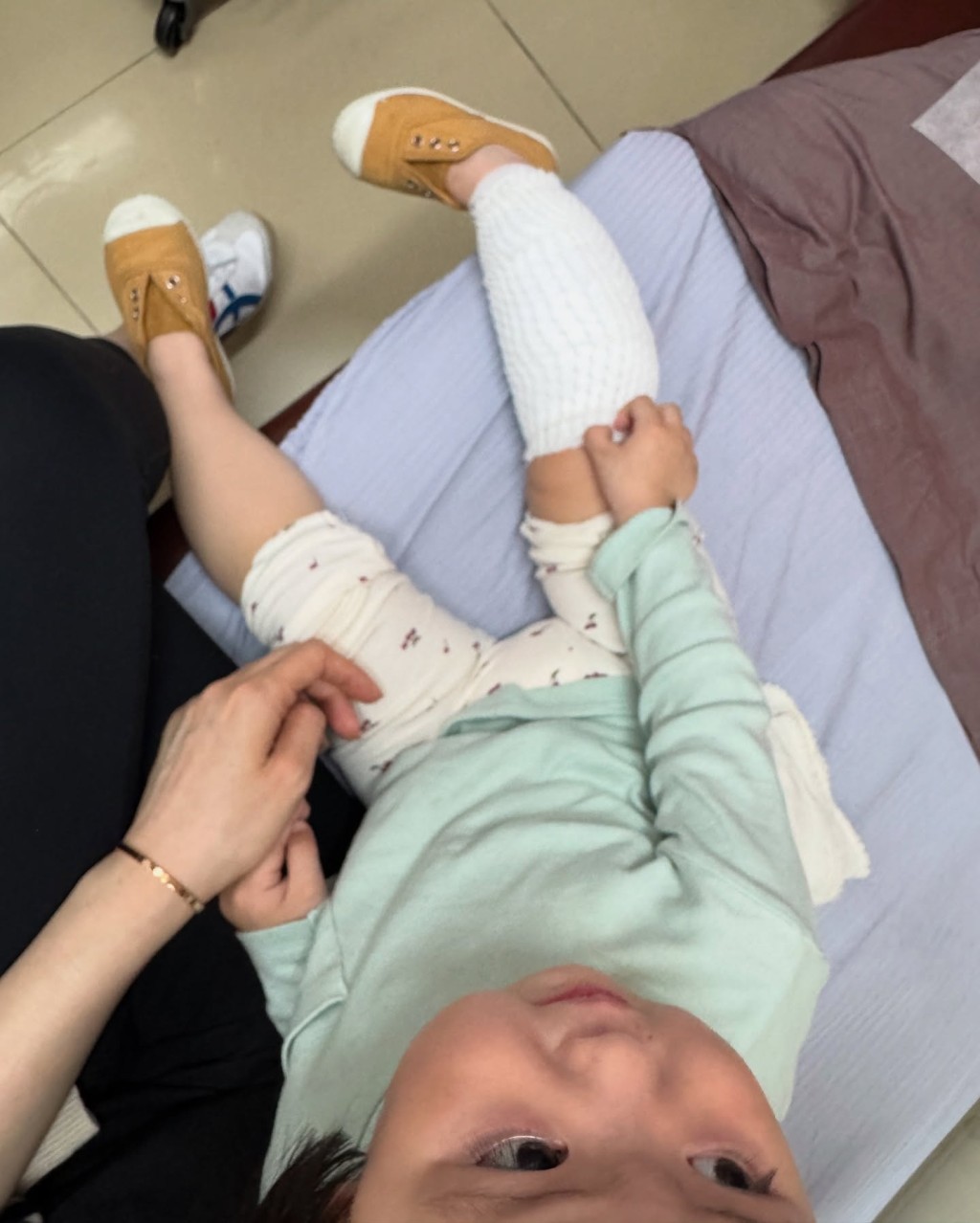 Sucy右腳離奇受傷要包繃帶。 Sucy右腳離奇受傷要包繃帶。