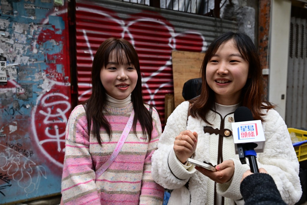 簡小姐(右)表示，香港仍保留較傳統的地區活動，很有人情味。陳極彰攝