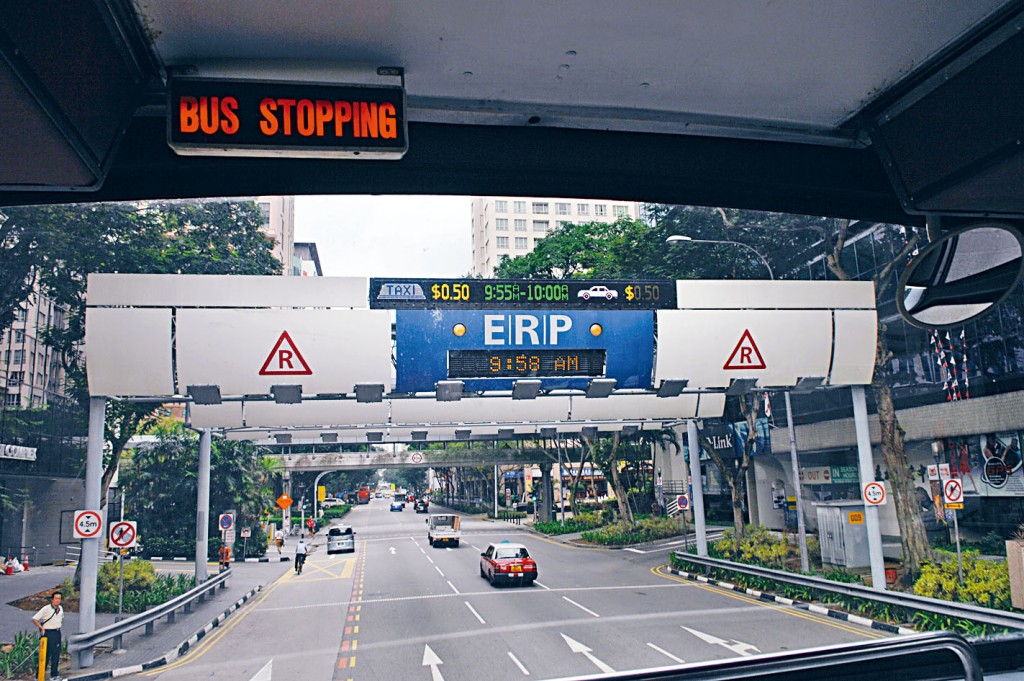 電子道路收費視為解決交通擠塞的一大方法,新加坡早已實施,政府在考慮智慧出行時,亦會參考當中做法。