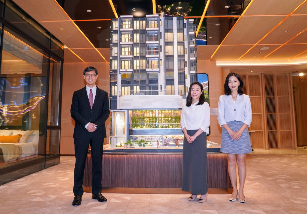 恒基韓家輝(左)表示,昨加推灣仔woodis新價單,設30伙,折實售價約838萬起。 恒基韓家輝(左)表示,昨加推灣仔woodis新價單,設30伙,折實售價約838萬起。