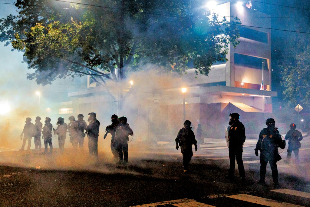 波特蘭警察本月初在一個非法移民拘留設施外，與示威者對峙。