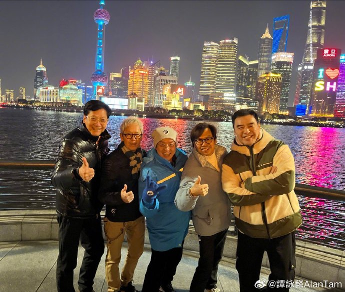 温拿到达上海时，去了当地名胜的上海外滩打卡。