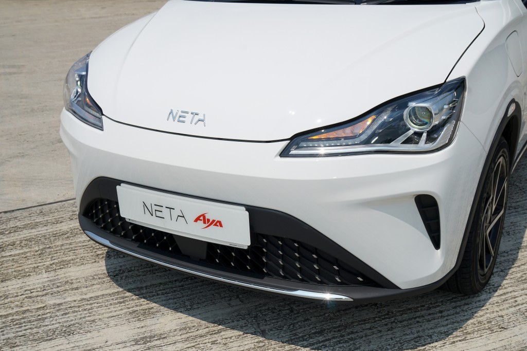 純電動SUV NETA AYA試駕：LED頭燈與日行燈、組合式LED尾燈及霧燈、16吋合金輪圈列作標準設備。