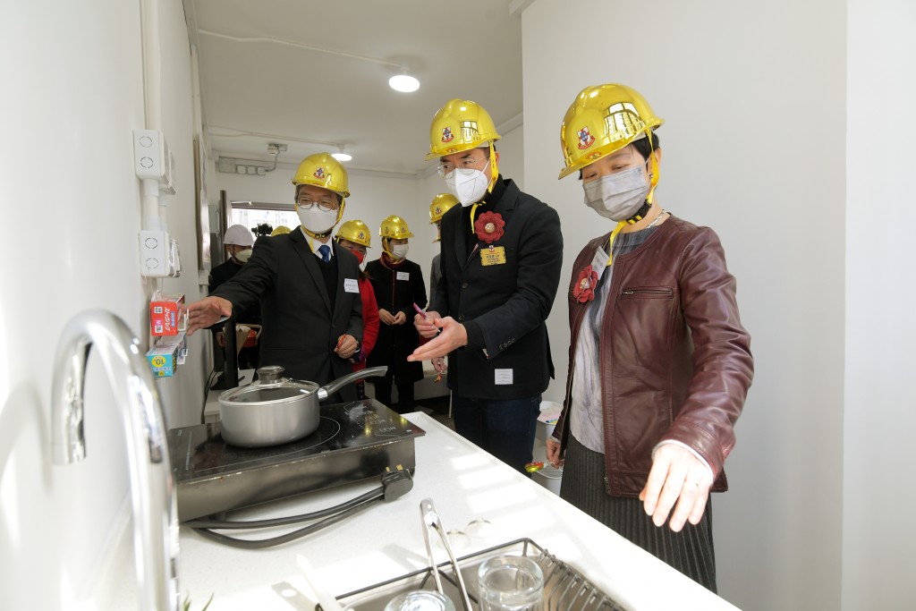 ▲馬清揚主席與一眾嘉賓於模擬單位內，了解項目單位的居住環境。